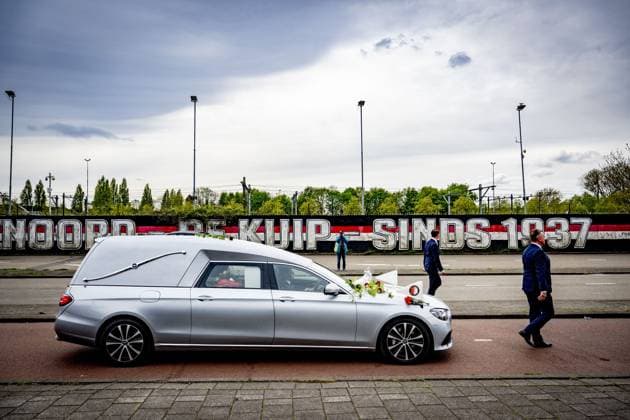 ROTTERDAM - Fans say goodbye to former coach Leo Beenhakker, who died at the age of 82, prior to the funeral. ANP ROBIN UTRECHT xVIxANPxSportx xxANPxIVx 524638904 originalFilename: 524638904.jpg