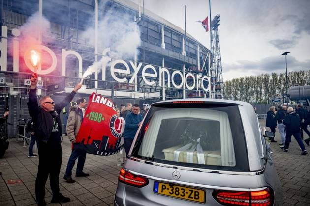 ROTTERDAM - Fans say goodbye to former coach Leo Beenhakker, who died at the age of 82, prior to the funeral. ANP ROBIN UTRECHT xVIxANPxSportx xxANPxIVx 524638919 originalFilename: 524638919.jpg