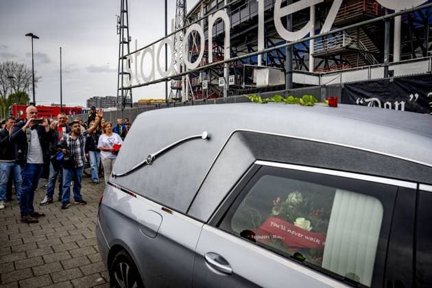 ROTTERDAM - Fans say goodbye to former coach Leo Beenhakker, who died at the age of 82, prior to the funeral. ANP ROBIN UTRECHT xVIxANPxSportx xxANPxIVx 524638935 originalFilename: 524638935.jpg