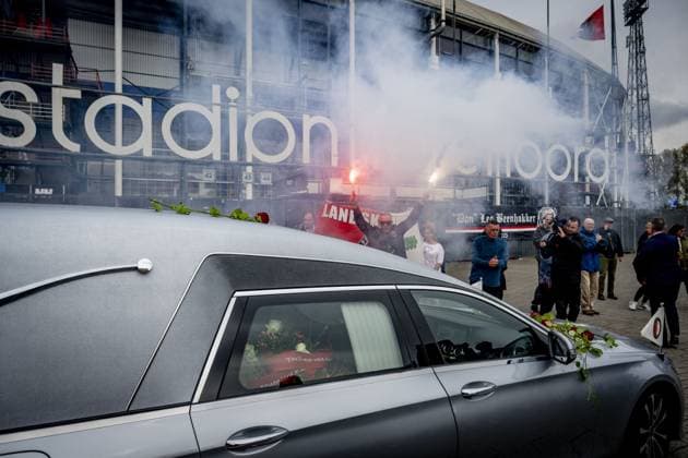ROTTERDAM - Fans say goodbye to former coach Leo Beenhakker, who died at the age of 82, prior to the funeral. ANP ROBIN UTRECHT xVIxANPxSportx xxANPxIVx 524638941 originalFilename: 524638941.jpg