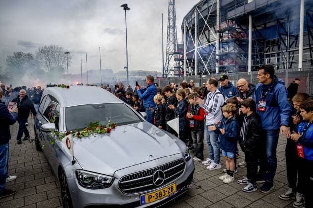 ROTTERDAM - Fans say goodbye to former coach Leo Beenhakker, who died at the age of 82, prior to the funeral. ANP ROBIN UTRECHT xVIxANPxSportx xxANPxIVx 524638951 originalFilename: 524638951.jpg