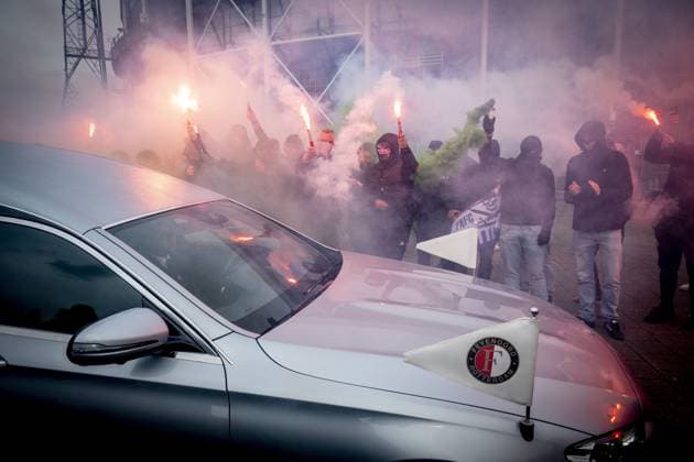 ROTTERDAM - Fans say goodbye to former coach Leo Beenhakker, who died at the age of 82, prior to the funeral. ANP ROBIN UTRECHT xVIxANPxSportx xxANPxIVx 524638957 originalFilename: 524638957.jpg
