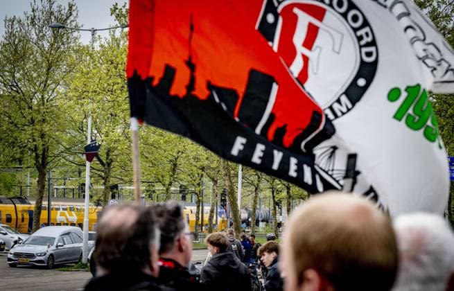 ROTTERDAM - Fans say goodbye to former coach Leo Beenhakker, who died at the age of 82, prior to the funeral. ANP ROBIN UTRECHT xVIxANPxSportx xxANPxIVx 524639051 originalFilename: 524639051.jpg