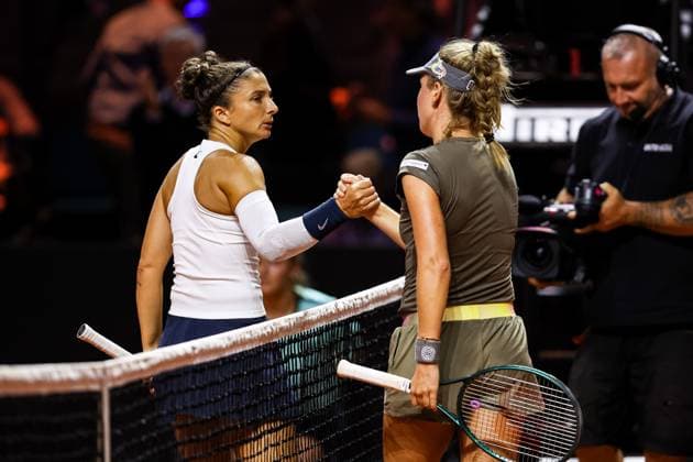 Magdalena Frech wins the match after a tough 3 12 hour battle Congratulations and shake hands with Sara Errani Magdalena Frech POL vs Sara Errani ITA GER, Porsche Tennis Grand Prix GP Stuttgart 2025, WTA500, 16 04 2025 GER, Porsche Tennis Grand Prix GP Stuttgart 2025, WTA500, 16 04 2025 Stuttgart Copyright: xEibner-Pressefoto RogerxBuerkex EP