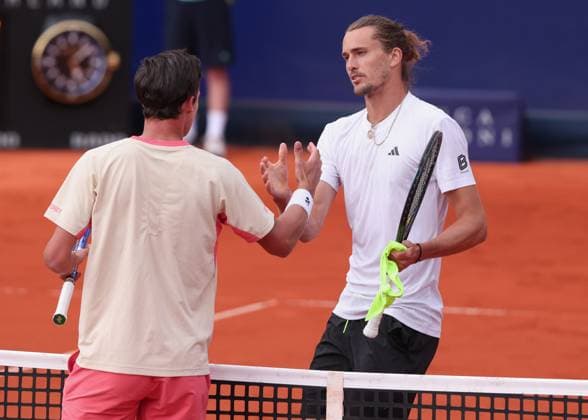 L R Daniel Altmaier congratulates the winner Alexander Zverev Tennis BMW Open 2025 ATP 500 MTTC Iphitos Munich Germany April 16, 2025 Copyright: xJuergenxHasenkopfx