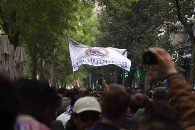 UEFA Champions League soccer match Real Madrid vs Arsenal at Santiago Bernabeu stadium in Madrid. Spain 16 April 2025 Thousands or fans of Real Madrid wait for the team arrive to Santiago Bernabeu stadium 900 Cordon Press  900 CordonxPress LOF - Real Madrid vs Arsenal