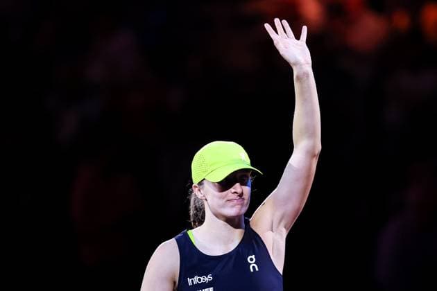Winner Iga Swiatek waves to the crowd Jana Fett CRO vs Iga Swiatek POL GER, Porsche Tennis Grand Prix GP Stuttgart 2025, WTA500, 16 04 2025 GER, Porsche Tennis Grand Prix GP Stuttgart 2025, WTA500, 16 04 2025 Stuttgart Copyright: xEibner-Pressefoto RogerxBuerkex EP