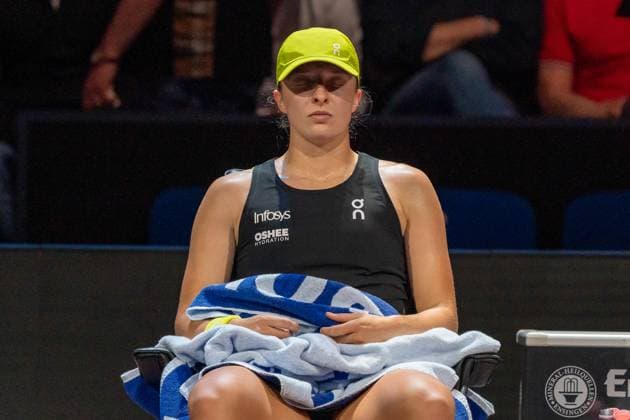 Iga Swiatek concentrates during a break in play, Jana Fett vs Iga Swiatek, Tennis, Porsche Tennis Grand Prix, Center Court, Womens Singles, Round of 16, Season 2025, 16 04 2025, Jana Fett vs Iga Swiatek, Tennis, Porsche Tennis Grand Prix, Center Court, Womens Singles, Round of 16, Season 2025, 16 04 2025, Stuttgart Copyright: xEibner-Pressefoto EdwardxCheungx EP_ECG