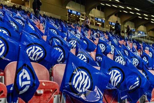 16 04 2025, Inter Milan vs FC Bayern Munich, UEFA Champions League, quarter-final second leg San Siro Giuseppe Meazza before kick-off of the second leg Inter Milan vs FC Bayern Munich, corner flag logo Inter Milan club crest, club logo, flag, flags Copyright: xBahhoxKarax