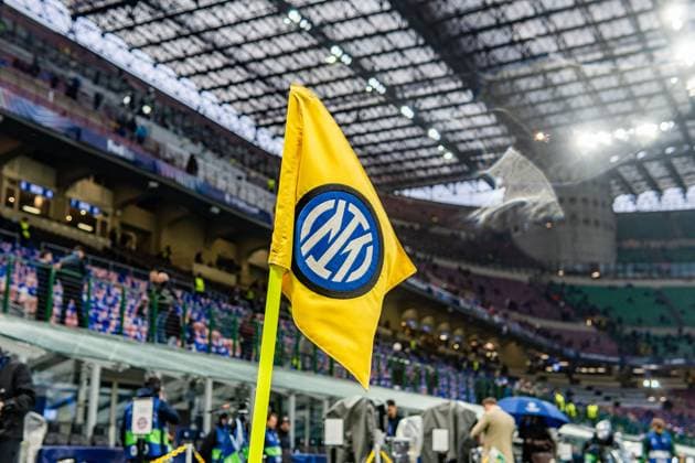 16 04 2025, Inter Milan vs FC Bayern Munich, UEFA Champions League, quarter-final second leg San Siro Giuseppe Meazza before kick-off of the second leg Inter Milan vs FC Bayern Munich, corner flag logo Inter Milan club crest, club logo, flag, flags Copyright: xBahhoxKarax