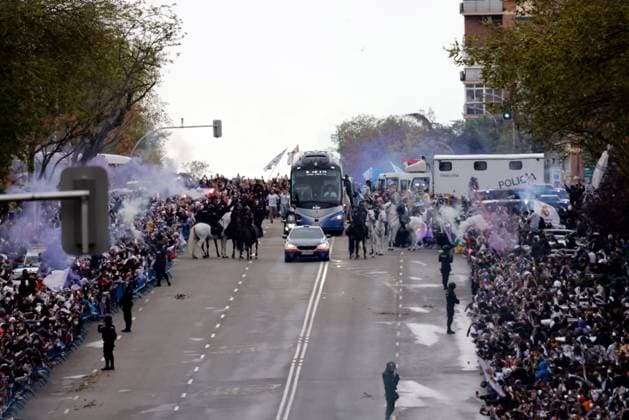 Fans greet the Real Madrid team bus as it arrives ahead of kick off Real Madrid v Arsenal, UEFA Champions League, Quarter-Finals, 2nd Leg, Football, Santiago Bernabu Stadium, Madrid, Spain - 16 Apr 2025 EDITORIAL USE ONLY No use with unauthorised audio, video, data, fixture lists, club league logos or live services. Online in-match use limited to 120 images, no video emulation. No use in betting, games or single club league player publications. Copyright: xRubenxAlbarran Shutterstockx 15253938a