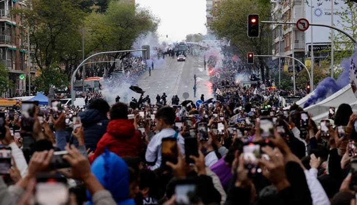 Fans greet the Real Madrid team bus as it arrives ahead of kick off Real Madrid v Arsenal, UEFA Champions League, Quarter-Finals, 2nd Leg, Football, Santiago Bernabu Stadium, Madrid, Spain - 16 Apr 2025 EDITORIAL USE ONLY No use with unauthorised audio, video, data, fixture lists, club league logos or live services. Online in-match use limited to 120 images, no video emulation. No use in betting, games or single club league player publications. Copyright: xRubenxAlbarran Shutterstockx 15253938b