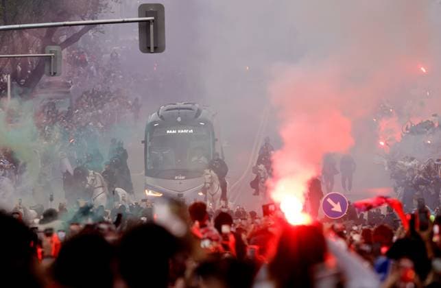 Fans greet the Real Madrid team bus as it arrives ahead of kick off Real Madrid v Arsenal, UEFA Champions League, Quarter-Finals, 2nd Leg, Football, Santiago Bernabu Stadium, Madrid, Spain - 16 Apr 2025 EDITORIAL USE ONLY No use with unauthorised audio, video, data, fixture lists, club league logos or live services. Online in-match use limited to 120 images, no video emulation. No use in betting, games or single club league player publications. Copyright: xRubenxAlbarran Shutterstockx 15253938g