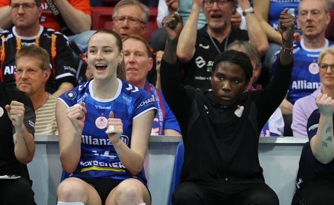 Stuttgart , Volleyball Womens Bundesliga PlayOffs Semifinal Game 3 , Allianz MTV Stuttgart vs Dresdner SC , from left kelsey Veltman Krystal Rivers Stgt