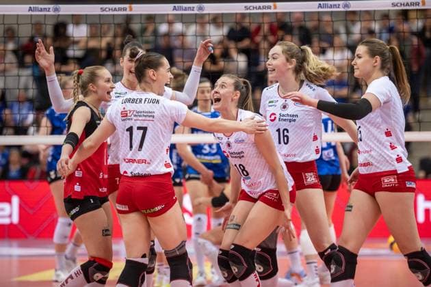 Cheering team of Dresdner SC vl Patricia Nestler Dresdner SC, 01 , hidden Julie Lengweiler Dresdner SC, 07 , Lorena Lorber Fijok Dresdner SC, 17 , Sarah Straube Dresdner SC, 18 , Emma Scarlett Clothier Dresdner SC, 16 Marta Kamelija Levinska Dresdner SC, 15 GER, Allianz MTV Stuttgart Dresdner SC, Volleyball Bundesliga, VBL, 2024 2025 season, 16 04 2025 GER, Allianz MTV Stuttgart Dresdner SC, Volleyball Bundesliga, VBL, 2024 2025 season, 16 04 2025 Stuttgart Copyright: xSandyxDinkelackerx EP_SDR