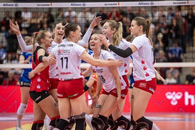 Cheering team of Dresdner SC vl Patricia Nestler Dresdner SC, 01 , hidden Julie Lengweiler Dresdner SC, 07 , Lorena Lorber Fijok Dresdner SC, 17 , Sarah Straube Dresdner SC, 18 , Emma Scarlett Clothier Dresdner SC, 16 Marta Kamelija Levinska Dresdner SC, 15 GER, Allianz MTV Stuttgart Dresdner SC, Volleyball Bundesliga, VBL, 2024 2025 season, 16 04 2025 GER, Allianz MTV Stuttgart Dresdner SC, Volleyball Bundesliga, VBL, 2024 2025 season, 16 04 2025 Stuttgart Copyright: xSandyxDinkelackerx EP_SDR