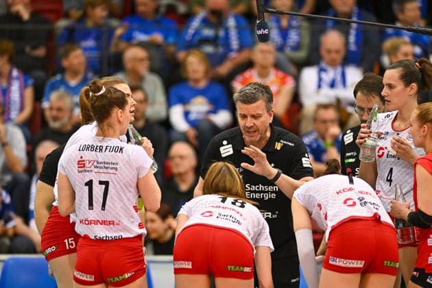 DVL Allianz MTV Stuttgart Dresdner SC 16 04 2025 DVL, Volleyball, 1 Bundesliga, Women, Season 2024 25, Playoff, Semifinal, Allianz MTV Stuttgart in Blue , against Dresdner SC in White Red , Alexander Waibl, Coach DSC, in the timeout, Copyright: xBEAUTIFULxSPORTS TomxBlochx