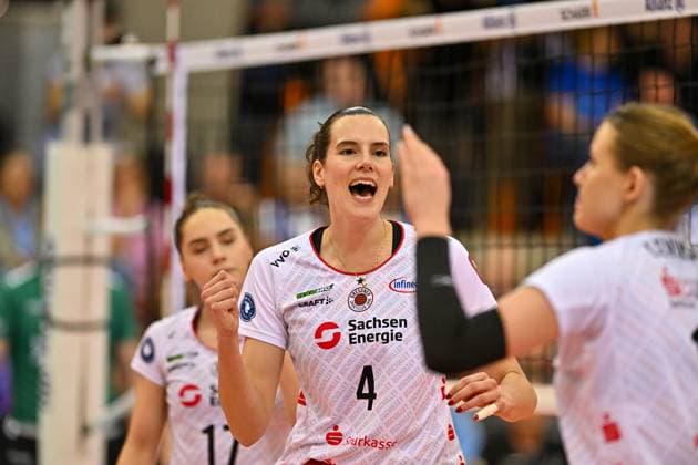 DVL Allianz MTV Stuttgart Dresdner SC 16 04 2025 DVL, Volleyball, 1 Bundesliga, Women, Season 2024 25, Playoff, Semifinal, Allianz MTV Stuttgart in blue , against Dresdner SC in white red , Nathalie Lemmens cheers, Copyright: xBEAUTIFULxSPORTS TomxBlochx