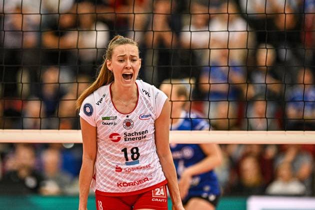 DVL Allianz MTV Stuttgart Dresdner SC 16 04 2025 DVL, Volleyball, 1 Bundesliga, Women, Season 2024 25, Playoff, Semifinal, Allianz MTV Stuttgart in Blue , against Dresdner SC in White Red , Sarah Straube, Copyright: xBEAUTIFULxSPORTS TomxBlochx