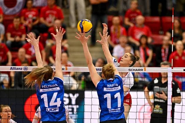 DVL Allianz MTV Stuttgart Dresdner SC 16 04 2025 DVL, Volleyball, 1 Bundesliga, Women, Season 2024 25, Playoff, Semifinal, Allianz MTV Stuttgart in blue , against Dresdner SC in white red , Lorena Lorber Fijok in attack against 14 Kelsey Veltman and 11 Pauline Martin Copyright: xBEAUTIFULxSPORTS TomxBlochx