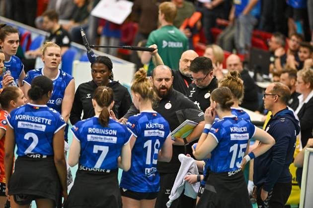 DVL Allianz MTV Stuttgart Dresdner SC 16 04 2025 DVL, Volleyball, 1 Bundesliga, Women, Season 2024 25, Playoff, Semifinal, Allianz MTV Stuttgart in blue , against Dresdner SC in white red , Konstantin Bitter, Coach Stuttgart in timeout, Copyright: xBEAUTIFULxSPORTS TomxBlochx