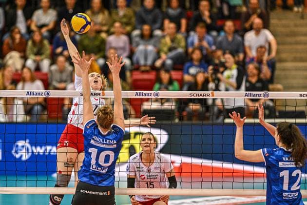 DVL Allianz MTV Stuttgart Dresdner SC 16 04 2025 DVL, Volleyball, 1 Bundesliga, Women, Season 2024 25, Playoff, Semifinal, Allianz MTV Stuttgart in blue , against Dresdner SC in white red , Emma Clothier in attack against 10 Jolien Knollema Copyright: xBEAUTIFULxSPORTS TomxBlochx