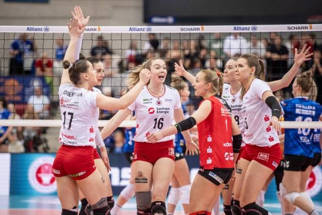 Emma Scarlett Clothier Dresdner SC, 16 , center and team cheer, joy GER, Allianz MTV Stuttgart Dresdner SC, Volleyball Bundesliga, VBL, season 2024 2025, 16 04 2025 GER, Allianz MTV Stuttgart Dresdner SC, Volleyball Bundesliga, VBL, season 2024 2025, 16 04 2025 Stuttgart Copyright: xSandyxDinkelackerx EP_SDR