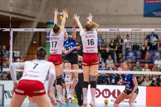 Pauline Martin Allianz MTV Stuttgart, 11 vs Lorena Lorber Fijok Dresdner SC, 17 and Emma Scarlett Clothier Dresdner SC, 16 GER, Allianz MTV Stuttgart Dresdner SC, Volleyball Bundesliga, VBL, season 2024 2025, 16 04 2025 GER, Allianz MTV Stuttgart Dresdner SC, Volleyball Bundesliga, VBL, season 2024 2025, 16 04 2025 Stuttgart Copyright: xSandyxDinkelackerx EP_SDR