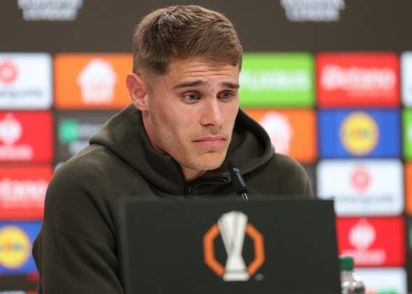. - Tottenham Hotspur press conference, PK, Pressekonferenz Eintracht Frankfurt v Tottenham Hotspur, UEFA Europa League, Quarter Final, 2nd Leg, Deutsche Bank Park, Frankfurt, Germany. - 16th April 2025. (C) Daniel Weir Crystal Pix Micky van de Ven of Tottenham Hotspur speaking to the media in his pre match press conference ahead of the UEFA Europa League Quarter Final 2nd leg match between Eintracht Frankfurt v Tottenham Hotspur. - Tottenham Hotspur Press Conference, Eintracht Frankfurt v Tottenham Hotspur, UEFA Europa League, Quarter Final, 2nd Leg, Deutsche Bank Park, Frankfurt, Germany. - 16th April 2025. (C) Daniel Weir Crystal Pix Frankfurt Deutsche Bank Park GERMANY Copyright: xDanielxWeirx CP_Tottenham_Press_Conference_14