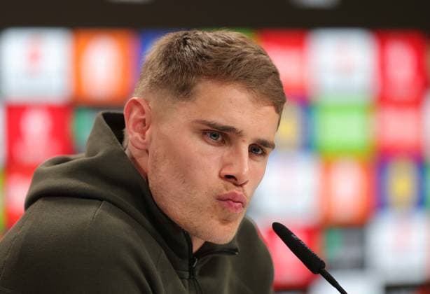 . - Tottenham Hotspur press conference, PK, Pressekonferenz Eintracht Frankfurt v Tottenham Hotspur, UEFA Europa League, Quarter Final, 2nd Leg, Deutsche Bank Park, Frankfurt, Germany. - 16th April 2025. (C) Daniel Weir Crystal Pix Micky van de Ven of Tottenham Hotspur speaking to the media in his pre match press conference ahead of the UEFA Europa League Quarter Final 2nd leg match between Eintracht Frankfurt v Tottenham Hotspur. - Tottenham Hotspur Press Conference, Eintracht Frankfurt v Tottenham Hotspur, UEFA Europa League, Quarter Final, 2nd Leg, Deutsche Bank Park, Frankfurt, Germany. - 16th April 2025. (C) Daniel Weir Crystal Pix Frankfurt Deutsche Bank Park GERMANY Copyright: xDanielxWeirx CP_Tottenham_Press_Conference_20