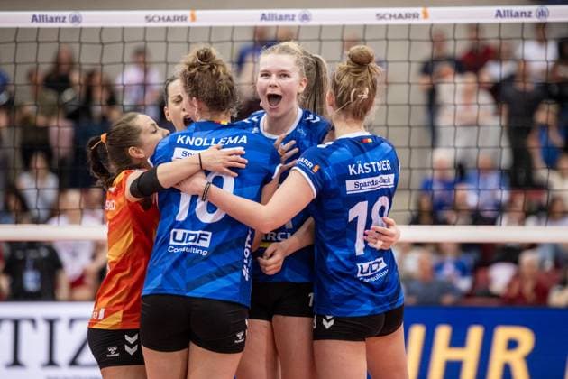 Pauline Martin Allianz MTV Stuttgart, 11 Jubel, Freude, Jubelschrei mit Team, Teamkreis GER, Allianz MTV Stuttgart Dresdner SC, Volleyball Bundesliga, VBL, Spielzeit 2024 2025, 16 04 2025 GER, Allianz MTV Stuttgart Dresdner SC, Volleyball Bundesliga, VBL, Spielzeit 2024 2025, 16 04 2025 Stuttgart Copyright: xSandyxDinkelackerx EP_SDR