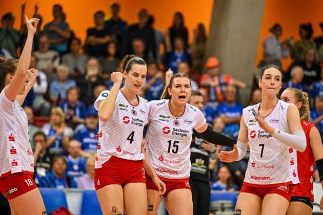 DVL Allianz MTV Stuttgart Dresdner SC 16 04 2025 DVL, Volleyball, 1 Bundesliga, Women, Season 2024 25, Playoff, Semifinal, Allianz MTV Stuttgart in Blue , against Dresdner SC in White Red , 4 Nathalie Lemmens, 15 Marta Levinska, 7 Julie Lengweiler, Copyright: xBEAUTIFULxSPORTS TomxBlochx