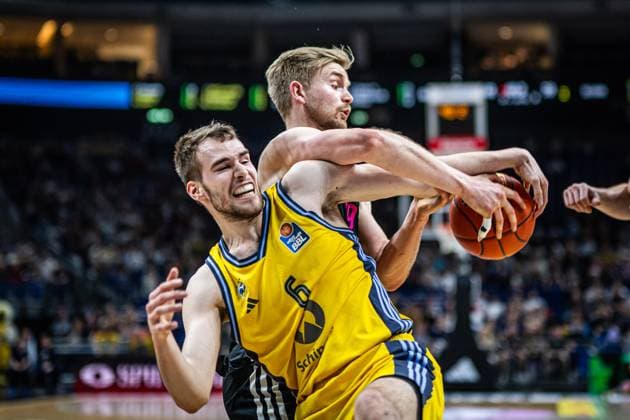Bilder des Jahres 2025, Sport 04 April Sport Themen der Woche KW16 Sport Bilder des Tages Basketball Berlin 16.04.2025 Saison 2024 2025 1. Bundesliga easyCredit-BBL Alba Berlin - Telekom Baskets Bonn Malte Delow (Alba Berlin, No.06) Till Pape (Bonn, No.19) *** Basketball Berlin 16 04 2025 Season 2024 2025 1 Bundesliga easyCredit BBL Alba Berlin Telekom Baskets Bonn Malte Delow Alba Berlin, No 06 Till Pape Bonn, No 19