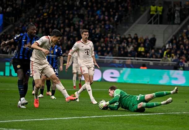16 04 2025, Football UEFA Championsleague 2024 2025 quarter-final second leg, Inter Milan FC Bayern Munich, at Giuseppe Meazza Stadium Milan , Min jae Kim Bayern Munich, Minjae Kim and goalkeeper Jonas Urbig FC Bayern Munich DFL and DFB regulations prohibit any use of photographs as image sequences and or quasi video