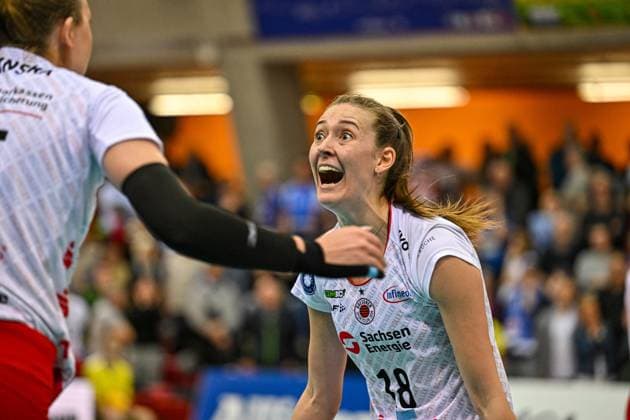 DVL Allianz MTV Stuttgart Dresdner SC 16 04 2025 DVL, Volleyball, 1 Bundesliga, Women, Season 2024 25, Playoff, Semifinal, Allianz MTV Stuttgart in blue , against Dresdner SC in white red , Sarah Straube, right, cheers with Marta Levinska, Copyright: xBEAUTIFULxSPORTS TomxBlochx