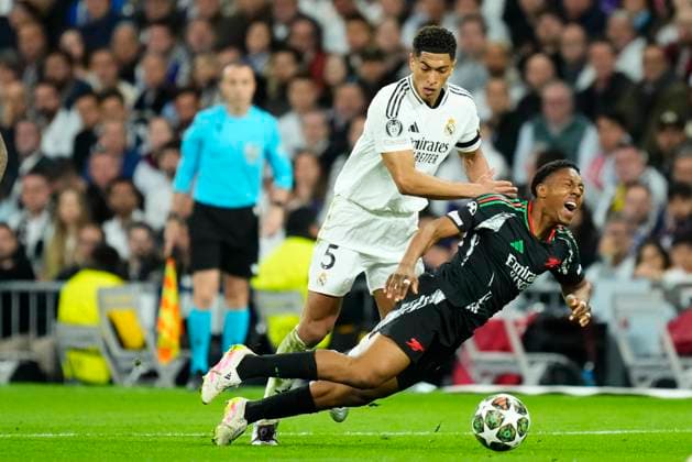 Real Madrid C.F. v Arsenal FC - UEFA Champions League 2024 25 Quarter Final Second Leg Jude Bellingham central midfield of Real Madrid and England and Myles Lewis-Skelly left-back of Arsenal and England compete for the ball during the UEFA Champions League 2024 25 Quarter Final Second Leg match between Real Madrid C.F. and Arsenal FC at Estadio Santiago Bernabeu on April 16, 2025 in Madrid, Spain. Madrid Spain  Copyright: xJosexBretonx originalFilename:bretonhernandez-realmadr250416_npKsZ.jpg