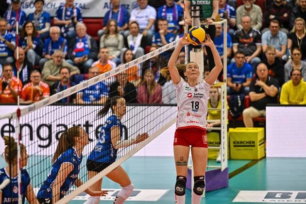 DVL Allianz MTV Stuttgart Dresdner SC 16 04 2025 DVL, Volleyball, 1 Bundesliga, Women, Season 2024 25, Playoff, Semifinal, Allianz MTV Stuttgart in Blue , against Dresdner SC in White Red , Sarah Straube, Copyright: xBEAUTIFULxSPORTS TomxBlochx
