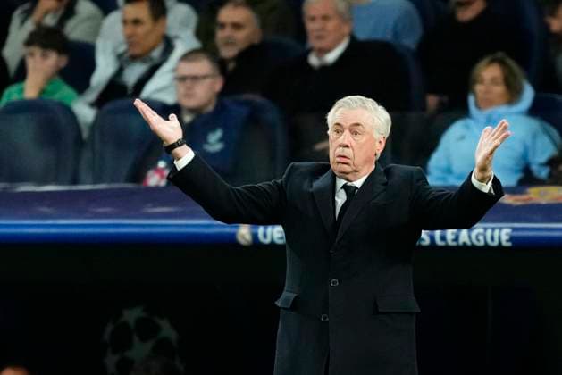 Real Madrid C.F. v Arsenal FC - UEFA Champions League 2024 25 Quarter Final Second Leg Carlo Ancelotti head coach of Real Madrid gives instructions during the UEFA Champions League 2024 25 Quarter Final Second Leg match between Real Madrid C.F. and Arsenal FC at Estadio Santiago Bernabeu on April 16, 2025 in Madrid, Spain. Madrid Spain  Copyright: xJosexBretonx originalFilename:bretonhernandez-realmadr250416_npEmp.jpg