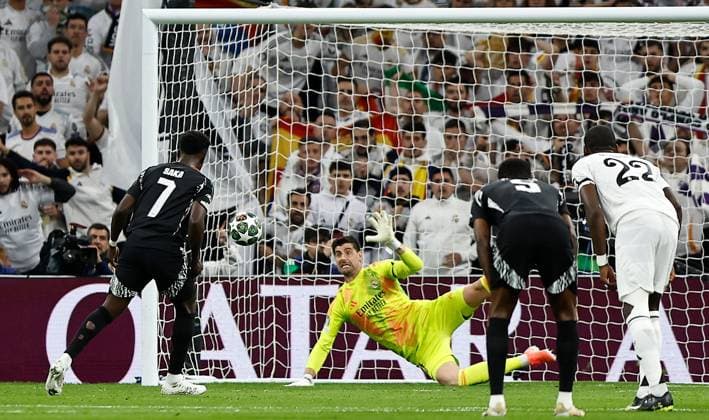 Real Madrid Goalkeeper Thibaut Courtois saves a penalty from Bukayo Saka of Arsenal Real Madrid v Arsenal, UEFA Champions League, Quarter-Finals, 2nd Leg, Football, Santiago Bernabu Stadium, Madrid, Spain - 16 Apr 2025 EDITORIAL USE ONLY No use with unauthorised audio, video, data, fixture lists, club league logos or live services. Online in-match use limited to 120 images, no video emulation. No use in betting, games or single club league player publications. Copyright: xRubenxAlbarran Shutterstockx 15253938s