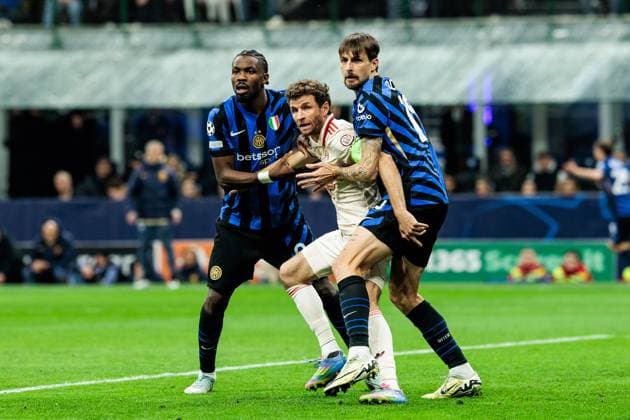 UEFA Champions League quarter-final Inter Milan FC Bayern Munich 16 04 2025 Marcus Thuram Inter Milan, 9 and Francesco Acerbi Inter Milan, 15 hold Thomas Müller FC Bayern Munich, 25 at a corner UEFA Champions League quarter-final second leg Inter Milan FC Bayern Munich, Milan, San Siro on 16 04 2025 Copyright: xBEAUTIFULxSPORTS Wunderlx