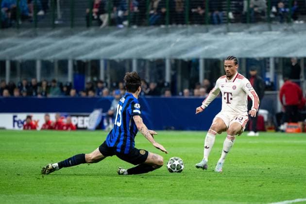 Leroy Sane FC Bayern Muenchen, 10 in duel with Francesco Acerbi Inter Milan, 15 , ITA, Inter Milan vs FC Bayern Muenchen, Football, UEFA Champions League, Quarter-final second leg, 2024 2025 season, 16 04 2025 ITA, Inter Milan vs FC Bayern Muenchen, Football, UEFA Champions League, Quarter-final second leg, 2024 2025 season, 16 04 2025 Milano Copyright: xEibner-Pressefoto Memmlerx EP_MMR