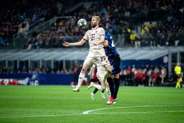 Konrad Laimer FC Bayern Muenchen, 27 in duel with Benjamin Pavard Inter Milan, 28 , ITA, Inter Milan vs FC Bayern Muenchen, Football, UEFA Champions League, Quarter-final second leg, 2024 2025 season, 16 04 2025 ITA, Inter Milan vs FC Bayern Muenchen, Football, UEFA Champions League, Quarter-final second leg, 2024 2025 season, 16 04 2025 Milano Copyright: xEibner-Pressefoto Memmlerx EP_MMR