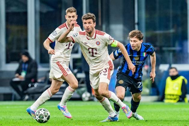 16 04 2025, Inter Milan vs FC Bayern Munich, UEFA Champions League, quarter-final second leg Thomas Müller FC Bayern Munich, 25 Nicolo Barella Inter Milan, 23 Josip Stanisic FC Bayern Munich, 44 Copyright: xBahhoxKarax