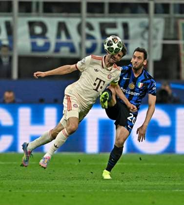 16 04 2025, Football UEFA Championsleague 2024 2025 quarter-final second leg, Inter Milan FC Bayern Munich, at Giuseppe Meazza Stadium Milan , v l Thomas Müller FC Bayern Munich vs Hakan Calhanoglu Inter Milan DFL and DFB regulations prohibit any use of photographs as image sequences and or quasi video