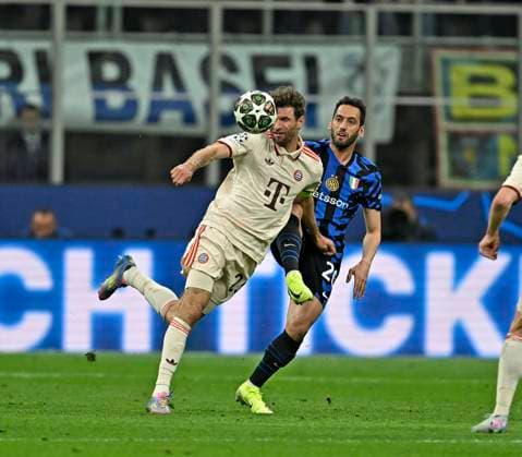 16 04 2025, Football UEFA Championsleague 2024 2025 quarter-final second leg, Inter Milan FC Bayern Munich, at Giuseppe Meazza Stadium Milan , v l Thomas Müller FC Bayern Munich vs Hakan Calhanoglu Inter Milan DFL and DFB regulations prohibit any use of photographs as image sequences and or quasi video