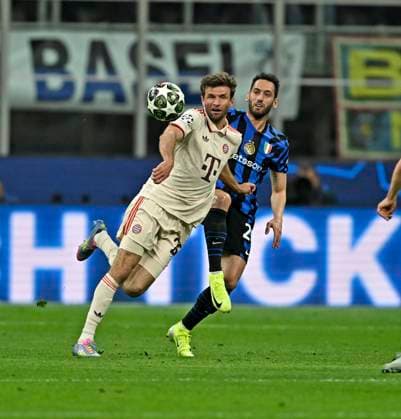 16 04 2025, Football UEFA Championsleague 2024 2025 quarter-final second leg, Inter Milan FC Bayern Munich, at Giuseppe Meazza Stadium Milan , v l Thomas Müller FC Bayern Munich vs Hakan Calhanoglu Inter Milan DFL and DFB regulations prohibit any use of photographs as image sequences and or quasi video