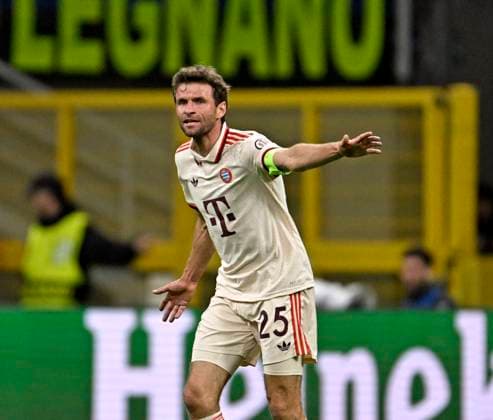 16 04 2025, Football UEFA Championsleague 2024 2025 quarter-final second leg, Inter Milan FC Bayern Munich, at Giuseppe Meazza Stadium Milan , Thomas Müller FC Bayern Munich gesticulates DFL and DFB regulations prohibit any use of photographs as image sequences and or quasi video