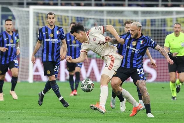 Minjae Kim FC Bayern Muenchen and Federico Dimarco 32 Inter Milan v l in duel, Inter Milan vs FC Bayern Muenchen, Soccer, Champions League, Quarterfinal, Second leg, 16 04 2025 Copyright: xkolbert-press ChristianxKolbertx