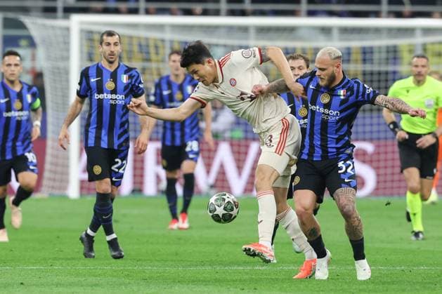Minjae Kim FC Bayern Muenchen and Federico Dimarco 32 Inter Milan v l in duel, Inter Milan vs FC Bayern Muenchen, Soccer, Champions League, Quarterfinal, Second leg, 16 04 2025 Copyright: xkolbert-press ChristianxKolbertx