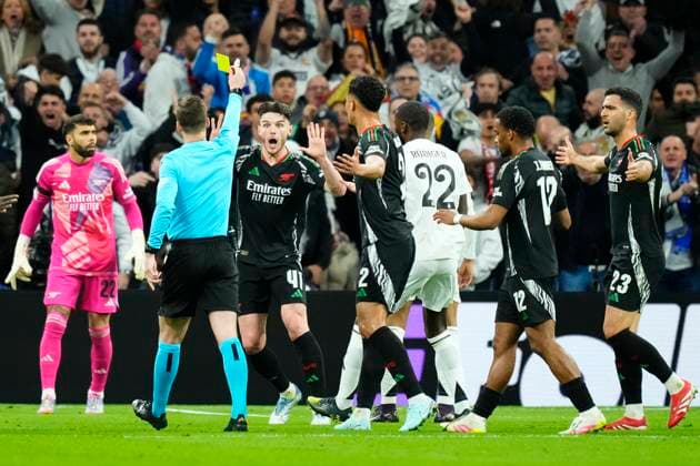 Real Madrid C.F. v Arsenal FC - UEFA Champions League 2024 25 Quarter Final Second Leg Referee Letexier is shown a yellow card to Declan Rice central midfield of Arsenal and England during the UEFA Champions League 2024 25 Quarter Final Second Leg match between Real Madrid C.F. and Arsenal FC at Estadio Santiago Bernabeu on April 16, 2025 in Madrid, Spain. Madrid Spain  Copyright: xJosexBretonx originalFilename:bretonhernandez-realmadr250416_npKRE.jpg